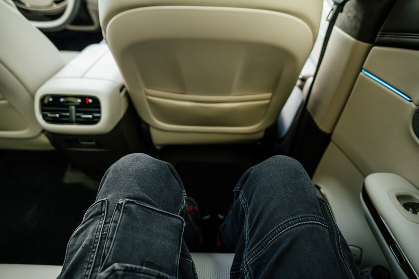 Бегущая строка на фарах, царский второй ряд и заявка на классику: обзор GAC S7 — Встреча. 28