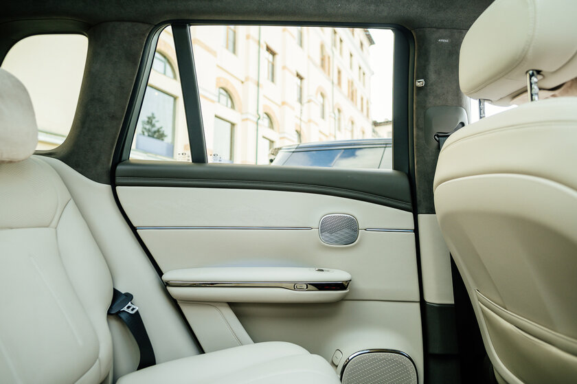 Бегущая строка на фарах, царский второй ряд и заявка на классику: обзор GAC S7 — Встреча. 26