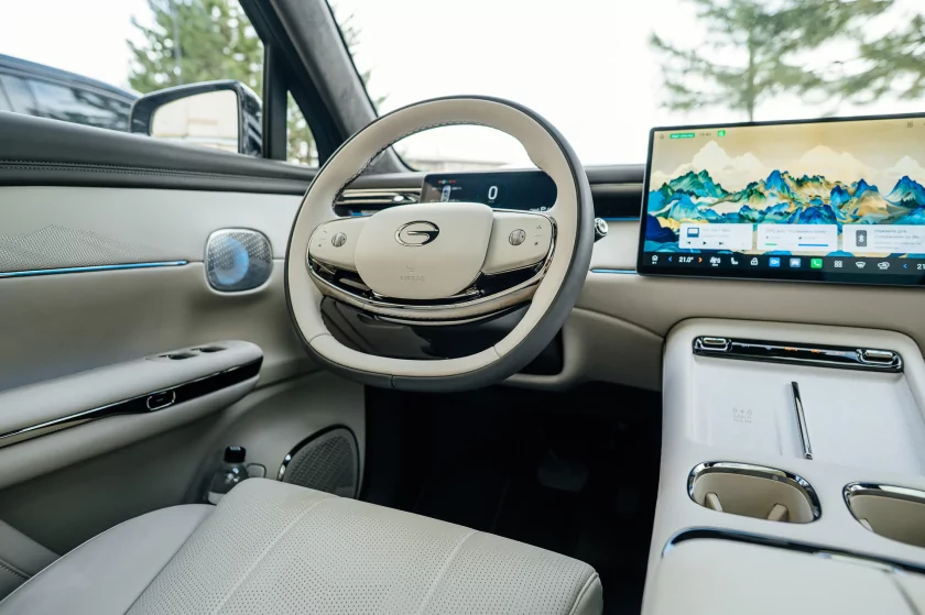 Бегущая строка на фарах, царский второй ряд и заявка на классику: обзор GAC S7 — Встреча. 29