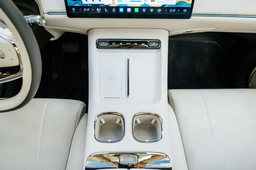 Бегущая строка на фарах, царский второй ряд и заявка на классику: обзор GAC S7 — Встреча. 30