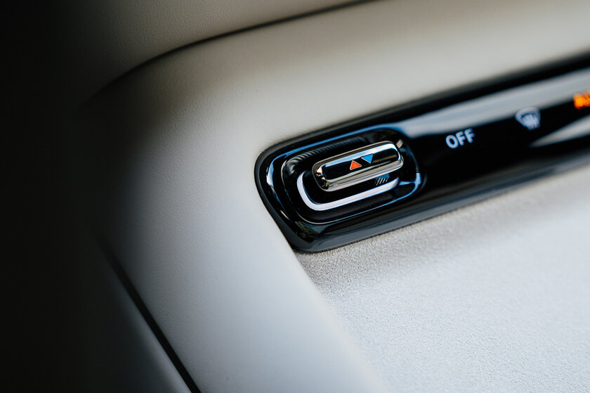 Бегущая строка на фарах, царский второй ряд и заявка на классику: обзор GAC S7 — Встреча. 31