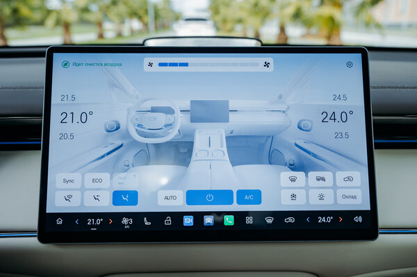 Бегущая строка на фарах, царский второй ряд и заявка на классику: обзор GAC S7 — Встреча. 42