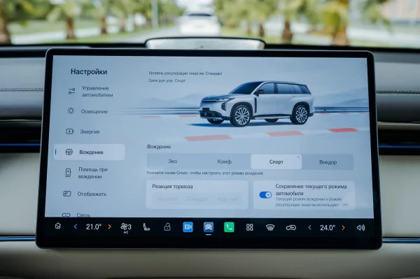 Бегущая строка на фарах, царский второй ряд и заявка на классику: обзор GAC S7 — Встреча. 54
