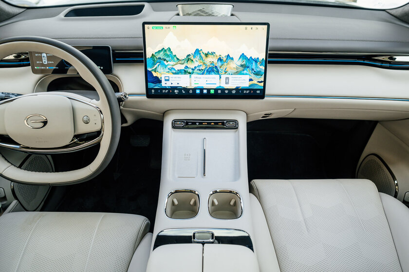 Бегущая строка на фарах, царский второй ряд и заявка на классику: обзор GAC S7 — Встреча. 38