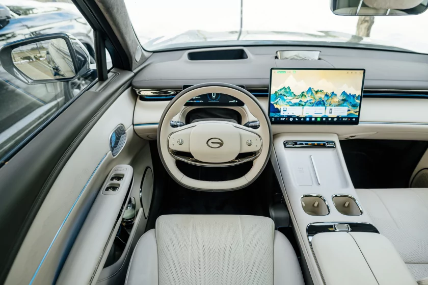 Бегущая строка на фарах, царский второй ряд и заявка на классику: обзор GAC S7 — Встреча. 63