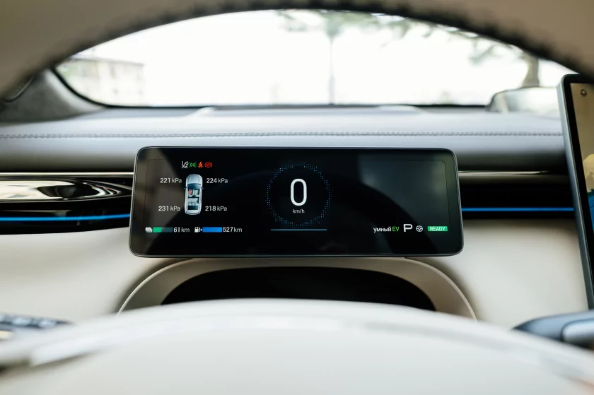 Бегущая строка на фарах, царский второй ряд и заявка на классику: обзор GAC S7 — Встреча. 64