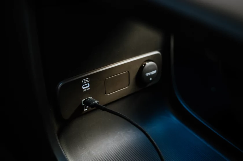 Бегущая строка на фарах, царский второй ряд и заявка на классику: обзор GAC S7 — Встреча. 65