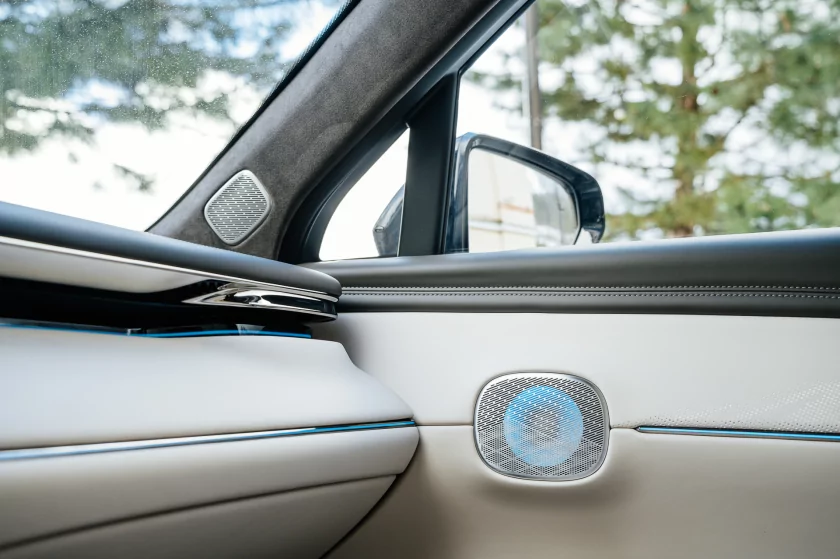 Бегущая строка на фарах, царский второй ряд и заявка на классику: обзор GAC S7 — Встреча. 66