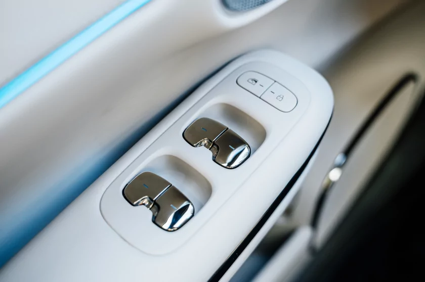 Бегущая строка на фарах, царский второй ряд и заявка на классику: обзор GAC S7 — Встреча. 70