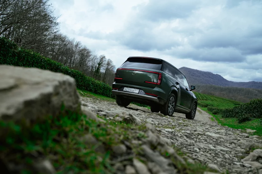 Бегущая строка на фарах, царский второй ряд и заявка на классику: обзор GAC S7 — В путь. 1