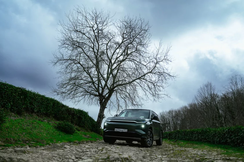 Бегущая строка на фарах, царский второй ряд и заявка на классику: обзор GAC S7 — В путь. 2