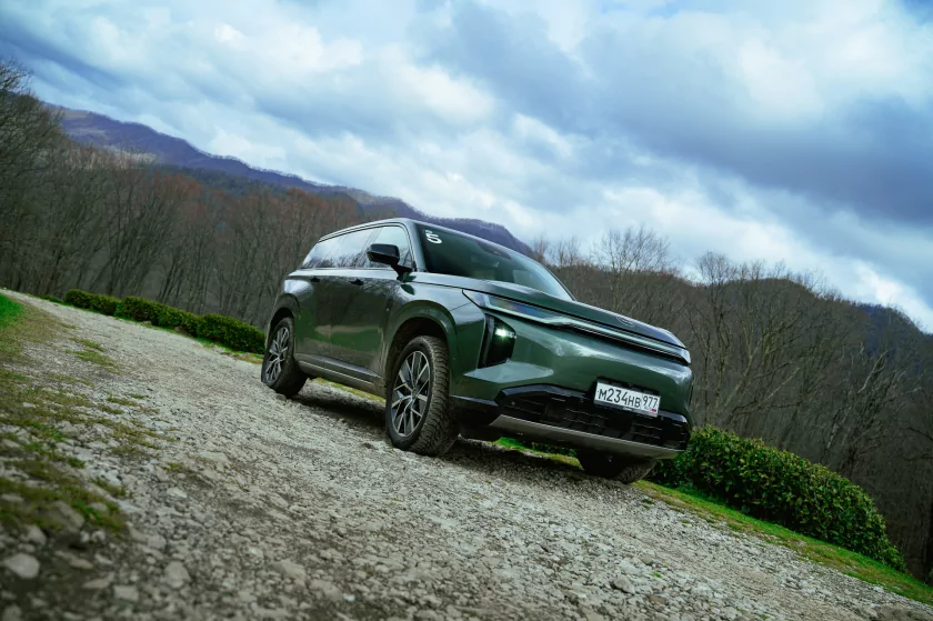 Бегущая строка на фарах, царский второй ряд и заявка на классику: обзор GAC S7 — В путь. 4