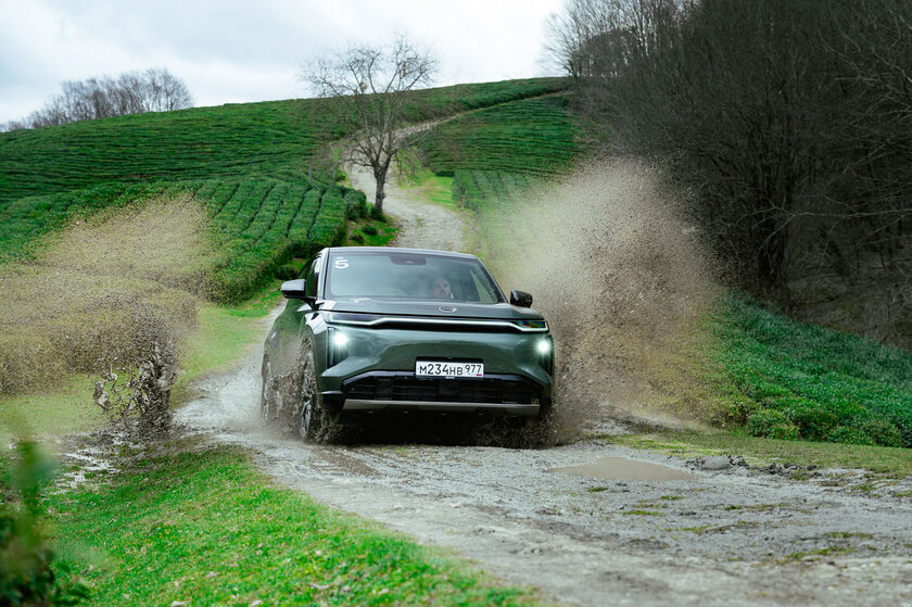 Бегущая строка на фарах, царский второй ряд и заявка на классику: обзор GAC S7 — В путь. 6