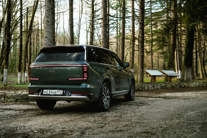 Бегущая строка на фарах, царский второй ряд и заявка на классику: обзор GAC S7 — В путь. 9