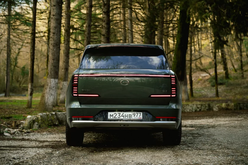 Бегущая строка на фарах, царский второй ряд и заявка на классику: обзор GAC S7 — В путь. 10