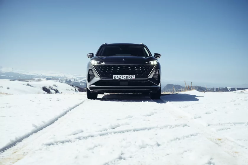 Семейный крейсер среди снегов: тест-драйв «Москвича» М90 на пути к Эльбрусу