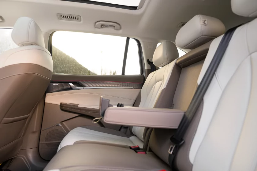 Семейный крейсер среди снегов: тест-драйв «Москвича» М90 на пути к Эльбрусу