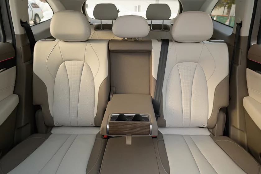 Семейный крейсер среди снегов: тест-драйв «Москвича» М90 на пути к Эльбрусу