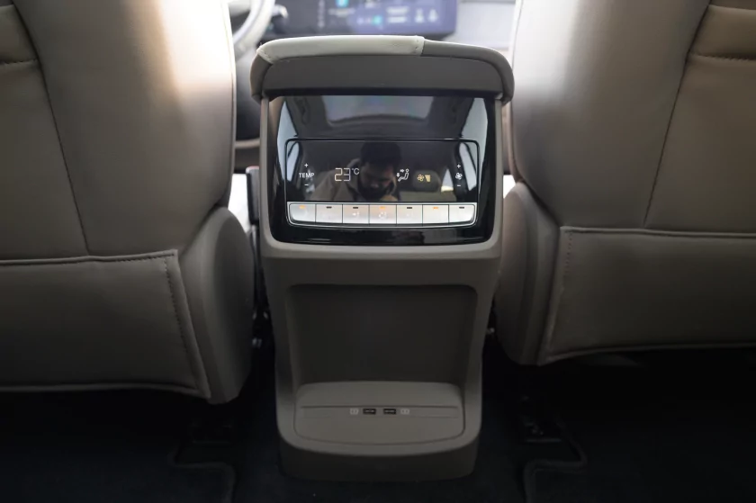 Семейный крейсер среди снегов: тест-драйв «Москвича» М90 на пути к Эльбрусу