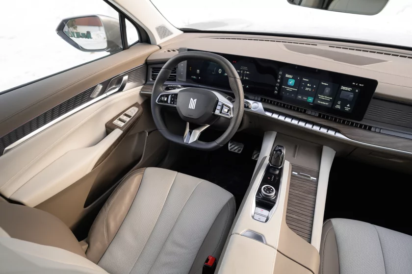 Семейный крейсер среди снегов: тест-драйв «Москвича» М90 на пути к Эльбрусу