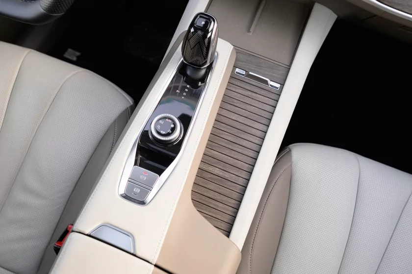 Семейный крейсер среди снегов: тест-драйв «Москвича» М90 на пути к Эльбрусу