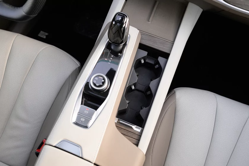 Семейный крейсер среди снегов: тест-драйв «Москвича» М90 на пути к Эльбрусу