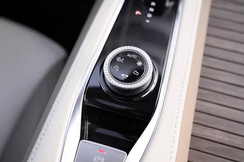 Семейный крейсер среди снегов: тест-драйв «Москвича» М90 на пути к Эльбрусу