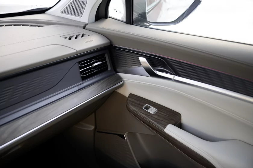 Семейный крейсер среди снегов: тест-драйв «Москвича» М90 на пути к Эльбрусу