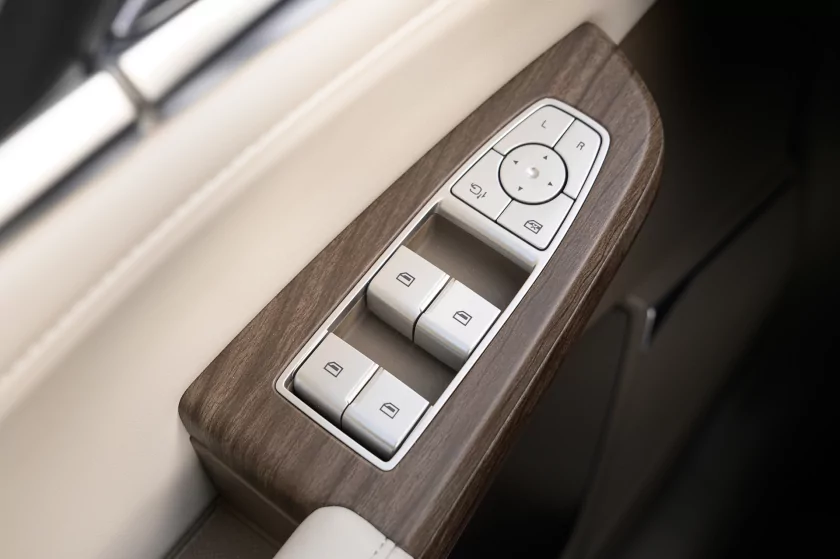 Семейный крейсер среди снегов: тест-драйв «Москвича» М90 на пути к Эльбрусу