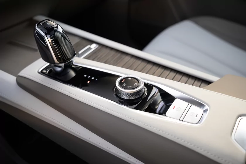 Семейный крейсер среди снегов: тест-драйв «Москвича» М90 на пути к Эльбрусу