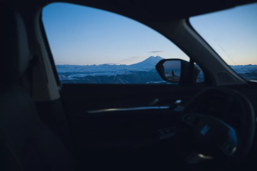 Семейный крейсер среди снегов: тест-драйв «Москвича» М90 на пути к Эльбрусу