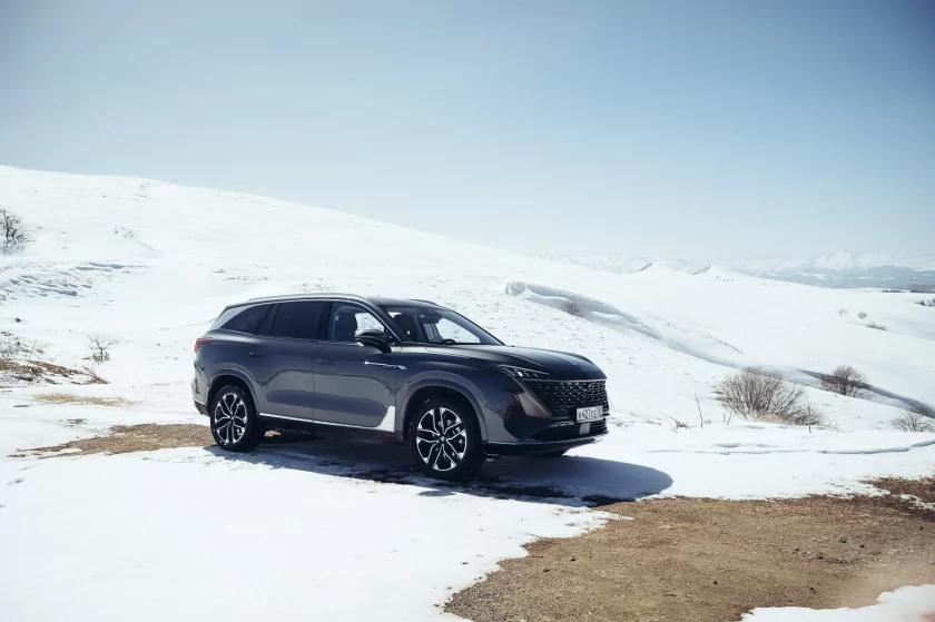 Семейный крейсер среди снегов: тест-драйв «Москвича» М90 на пути к Эльбрусу