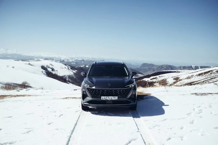 Семейный крейсер среди снегов: тест-драйв «Москвича» М90 на пути к Эльбрусу