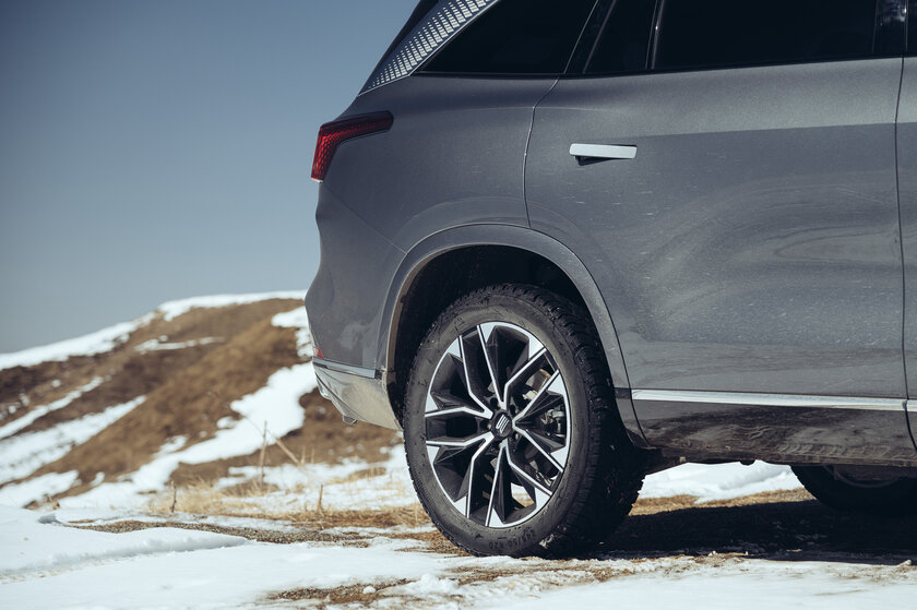 Семейный крейсер среди снегов: тест-драйв «Москвича» М90 на пути к Эльбрусу