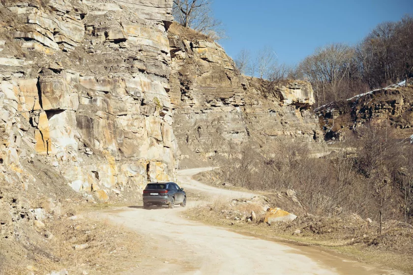 Семейный крейсер среди снегов: тест-драйв «Москвича» М90 на пути к Эльбрусу