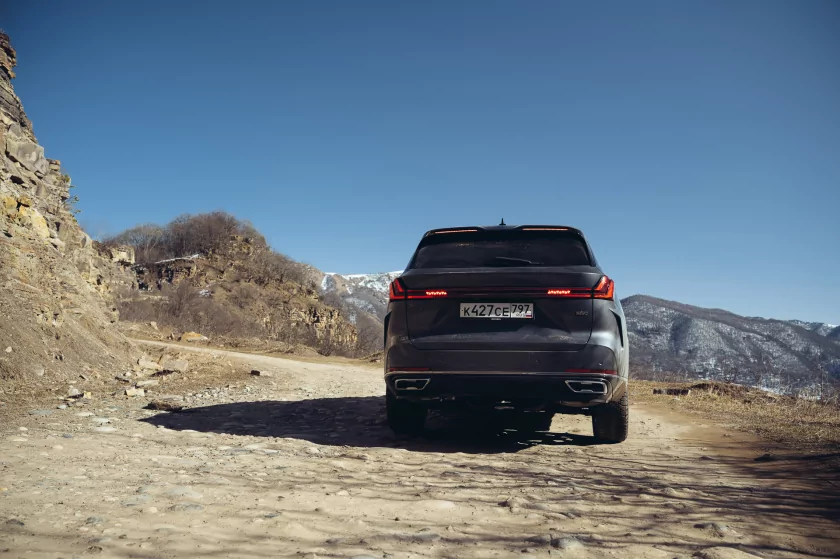 Семейный крейсер среди снегов: тест-драйв «Москвича» М90 на пути к Эльбрусу