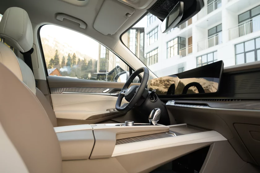 Семейный крейсер среди снегов: тест-драйв «Москвича» М90 на пути к Эльбрусу