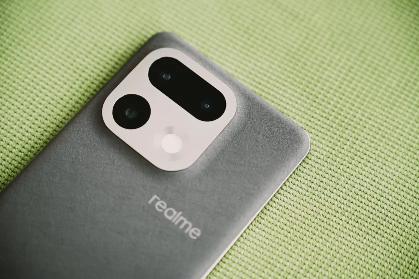 Единственный в своем роде? Обзор realme 16 Pro+ с оптическим зумом и батареей на 7000 мАч — Дизайн. 1