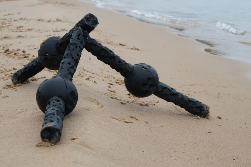 Её можно разрезать, но она продолжит двигаться: представлена необычная «шагающая метамашина»