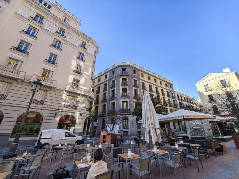 Стильный камерафон, который не боится дождя и падений: обзор HUAWEI Mate 80 Pro