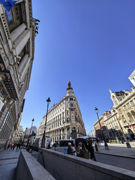 Стильный камерафон, который не боится дождя и падений: обзор HUAWEI Mate 80 Pro