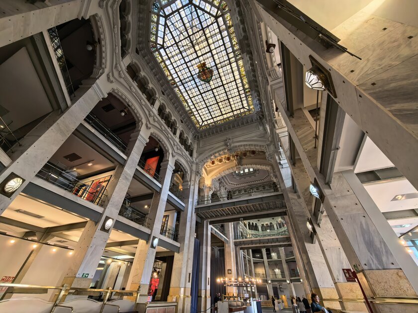 Стильный камерафон, который не боится дождя и падений: обзор HUAWEI Mate 80 Pro