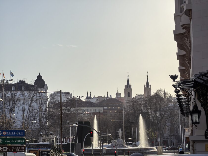 Стильный камерафон, который не боится дождя и падений: обзор HUAWEI Mate 80 Pro