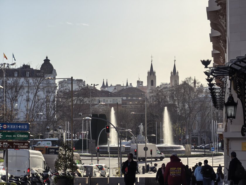 Стильный камерафон, который не боится дождя и падений: обзор HUAWEI Mate 80 Pro