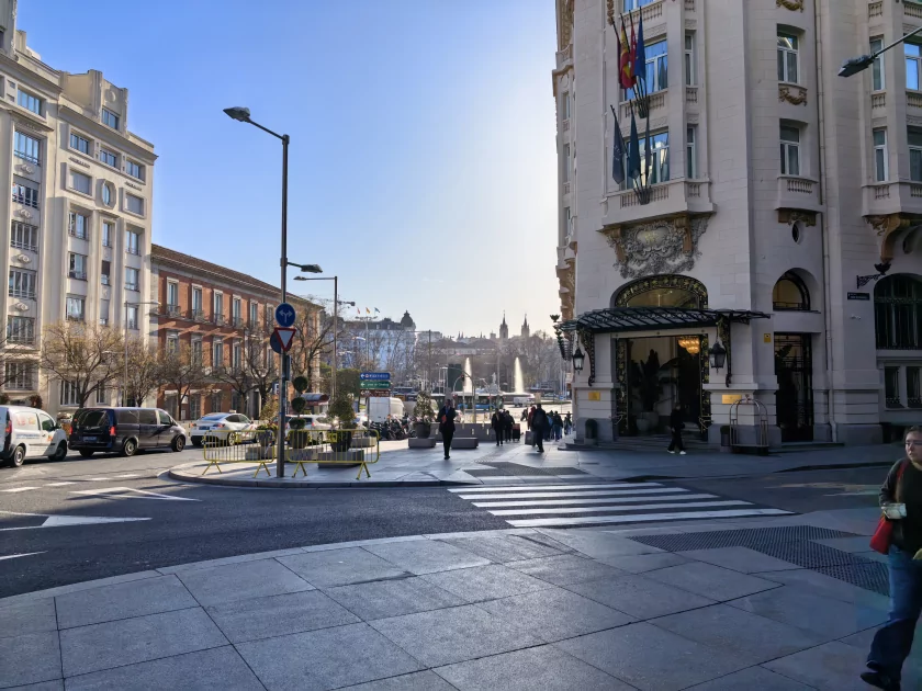 Стильный камерафон, который не боится дождя и падений: обзор HUAWEI Mate 80 Pro