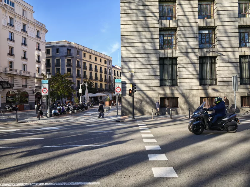 Стильный камерафон, который не боится дождя и падений: обзор HUAWEI Mate 80 Pro