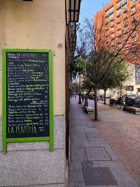 Стильный камерафон, который не боится дождя и падений: обзор HUAWEI Mate 80 Pro