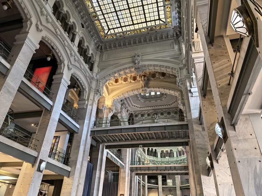 Стильный камерафон, который не боится дождя и падений: обзор HUAWEI Mate 80 Pro