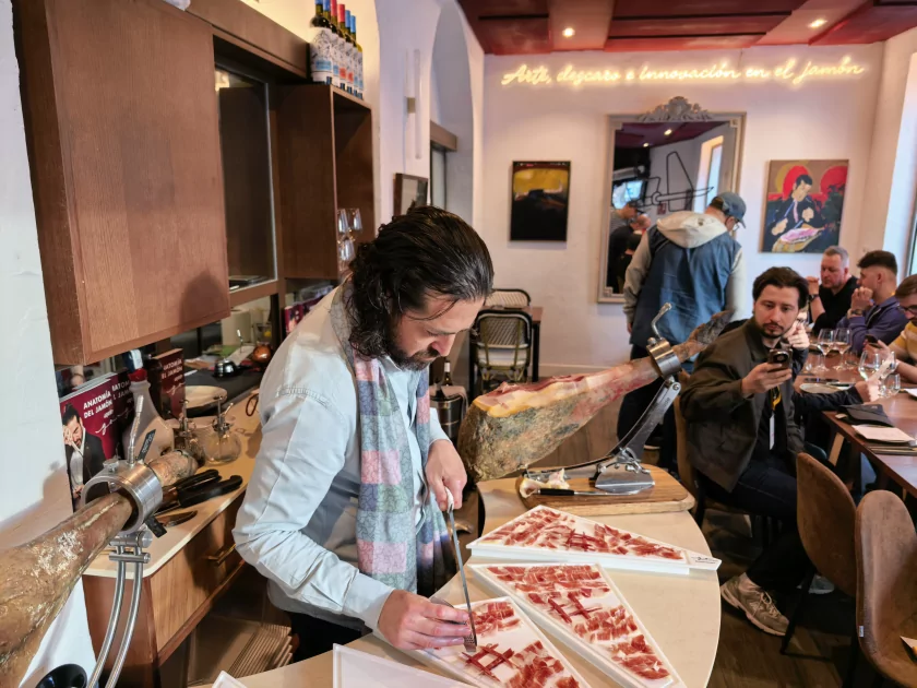 Стильный камерафон, который не боится дождя и падений: обзор HUAWEI Mate 80 Pro