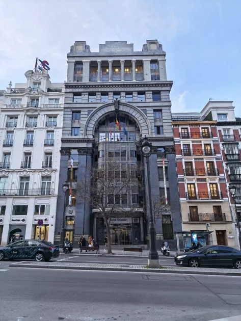 Стильный камерафон, который не боится дождя и падений: обзор HUAWEI Mate 80 Pro